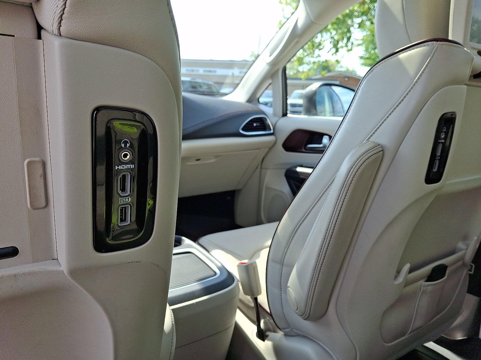Used 2019 Chrysler Pacifica Limited w/ Advanced Safetytec Group FWD image 14