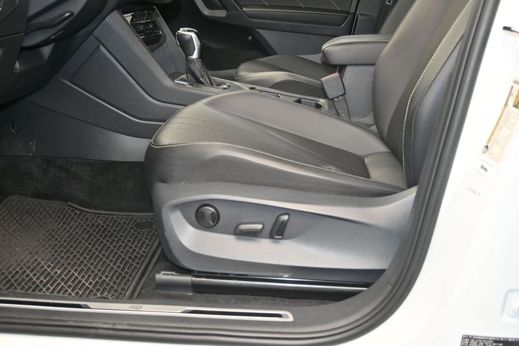 Used 2023 Volkswagen Tiguan SE R-Line FWD image 20