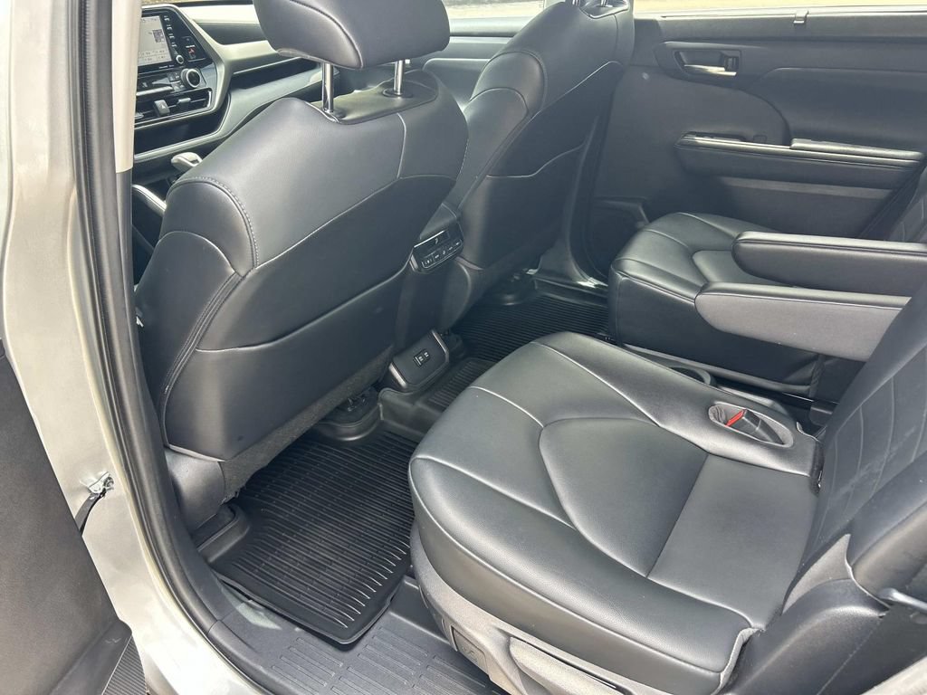 Used 2021 Toyota Highlander XLE FWD image 21