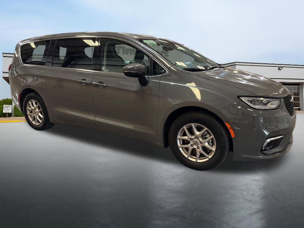 Used 2023 Chrysler Pacifica Touring-L image 7