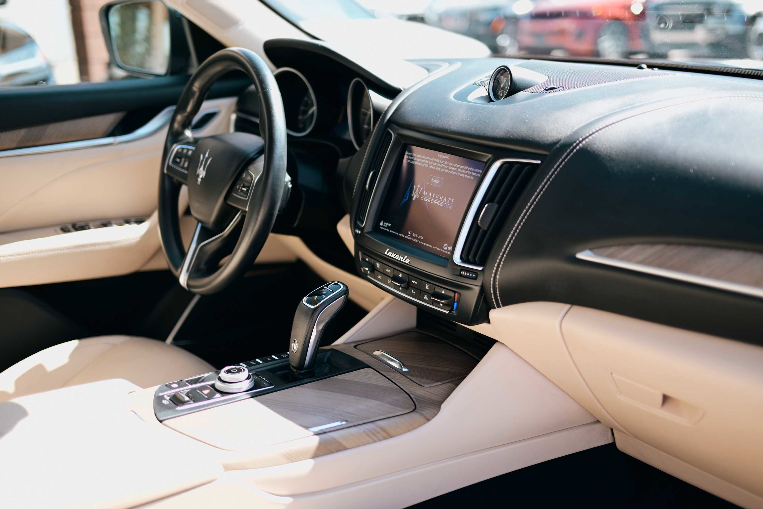 Used 2019 Maserati Levante GranLusso AWD/4WD image 18