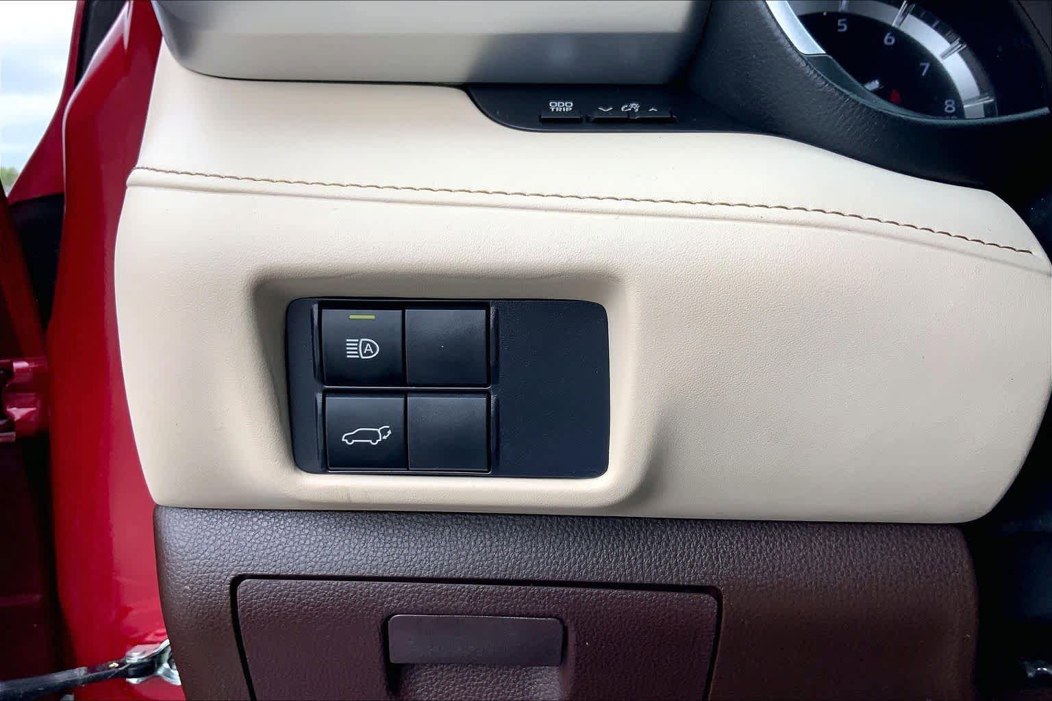 Used 2021 Toyota Highlander XLE FWD image 33