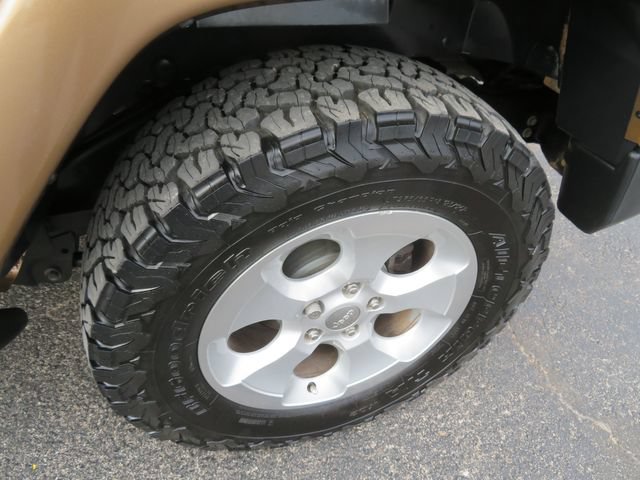Used 2015 Jeep Wrangler Unlimited Sahara w/ Connectivity Group AWD/4WD image 10