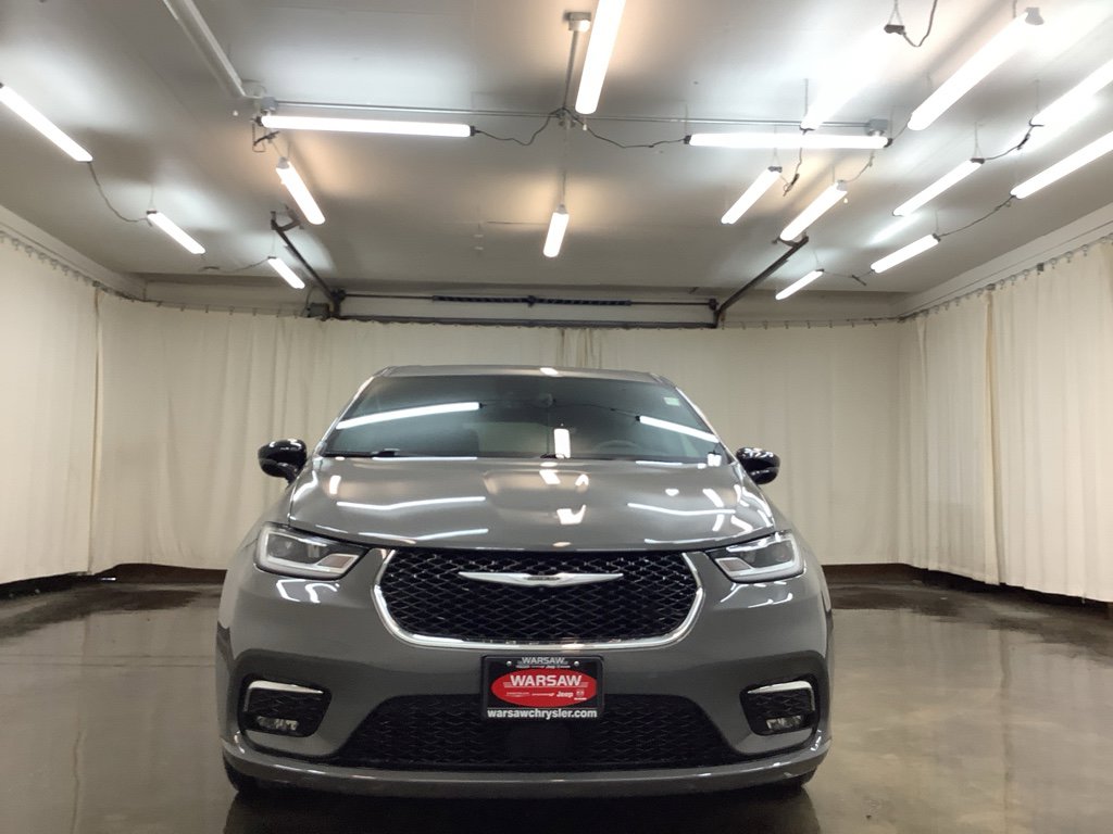 Used 2025 Chrysler Pacifica Select image 11