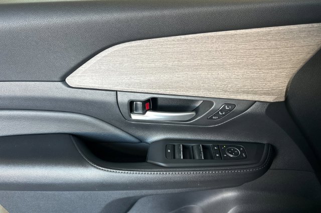 Used 2024 Toyota Grand Highlander AWD image 12