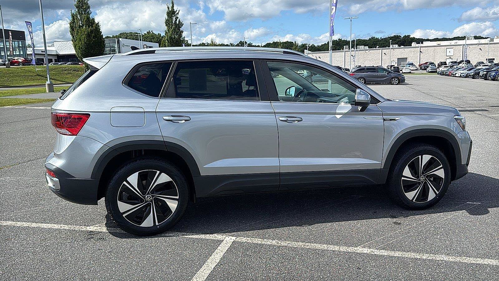 Used 2023 Volkswagen Taos SE w/ Panoramic Sunroof Package AWD/4WD image 4
