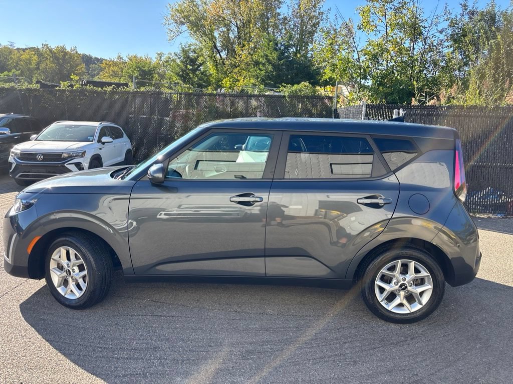 Used 2024 Kia Soul LX w/ Option Group 015 FWD image 3