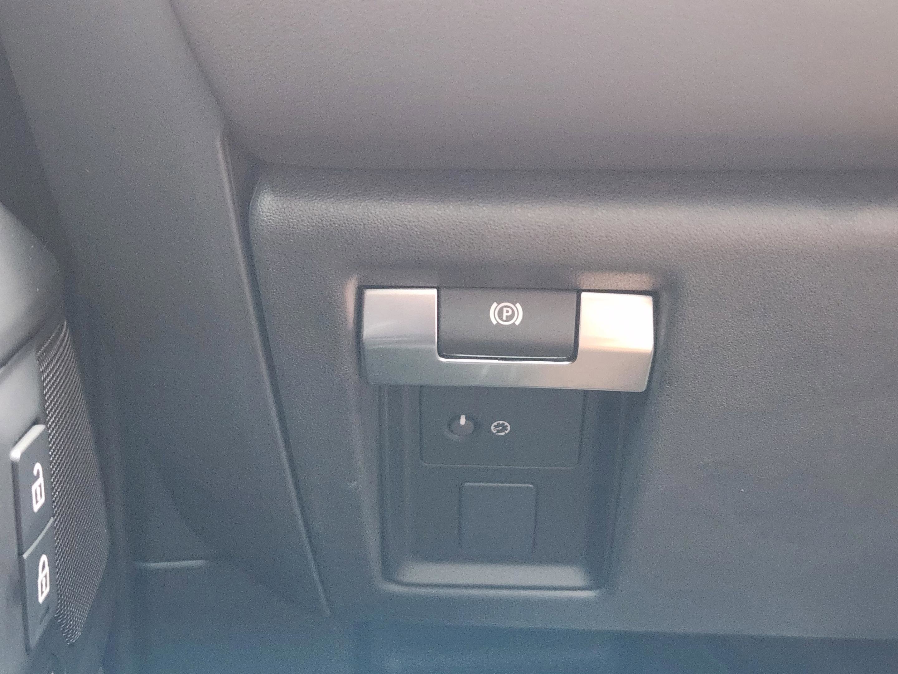 Certified 2025 Land Rover Defender 110 X-Dynamic SE image 17