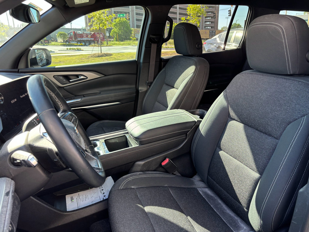 Used 2025 Chevrolet Traverse LT FWD image 12
