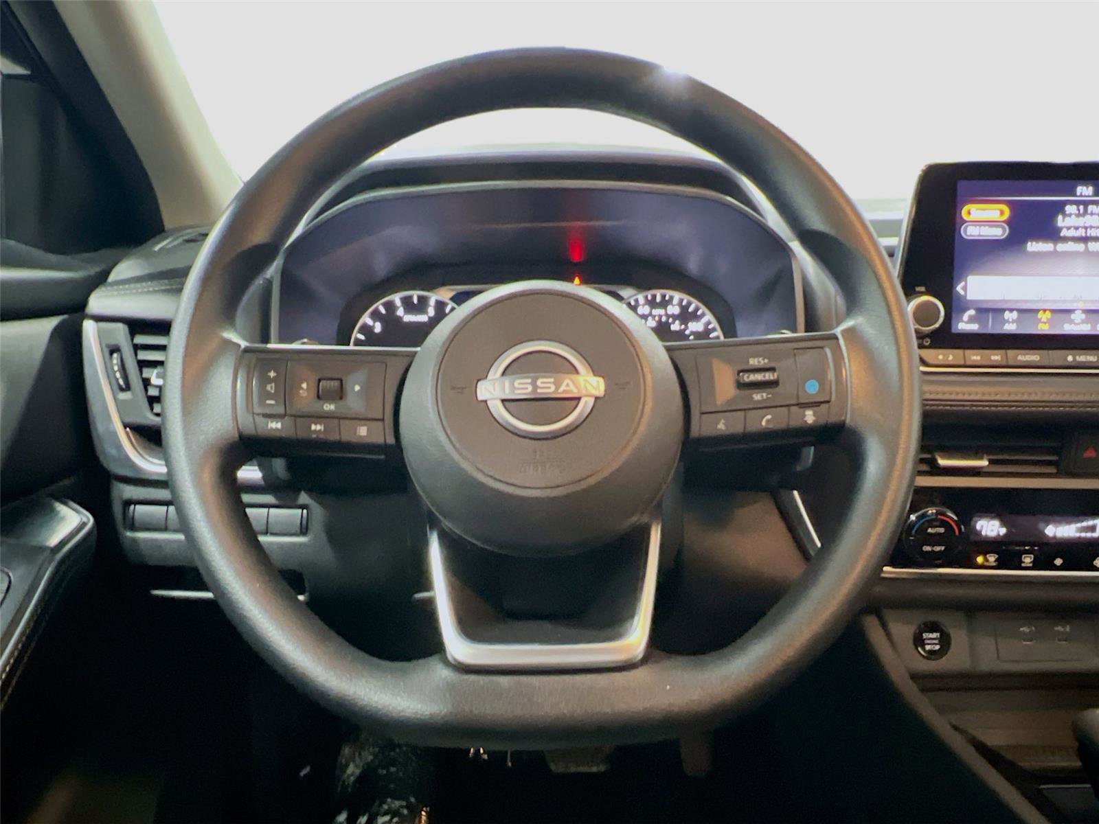 Used 2024 Nissan Rogue SV image 17