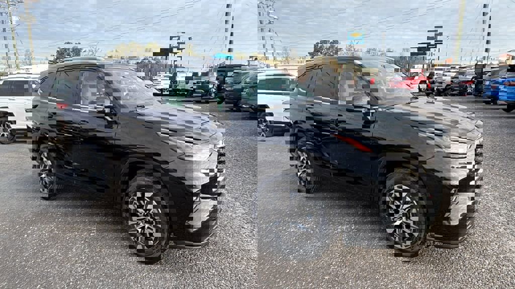 Used 2022 Toyota Highlander XLE image 3