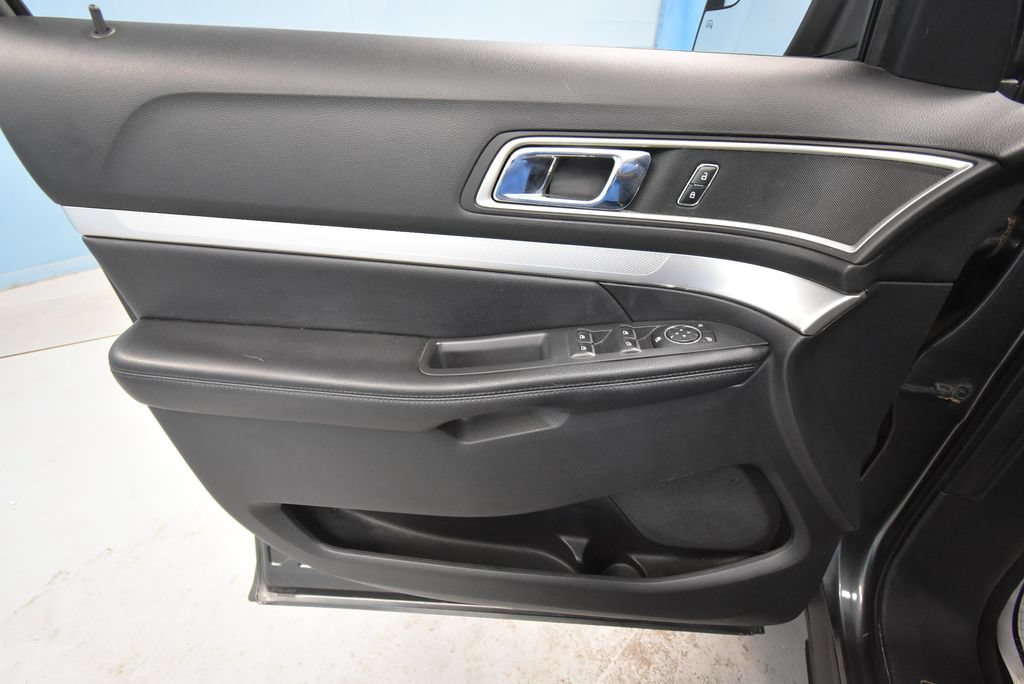 Used 2017 Ford Explorer XLT AWD/4WD image 5