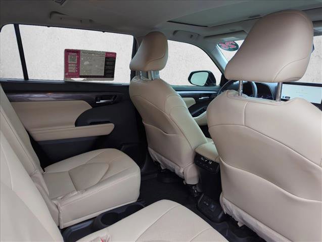Used 2024 Toyota Highlander Limited image 24