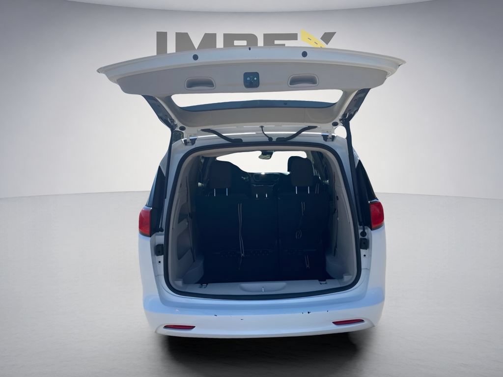 Used 2023 Chrysler Voyager LX FWD image 8