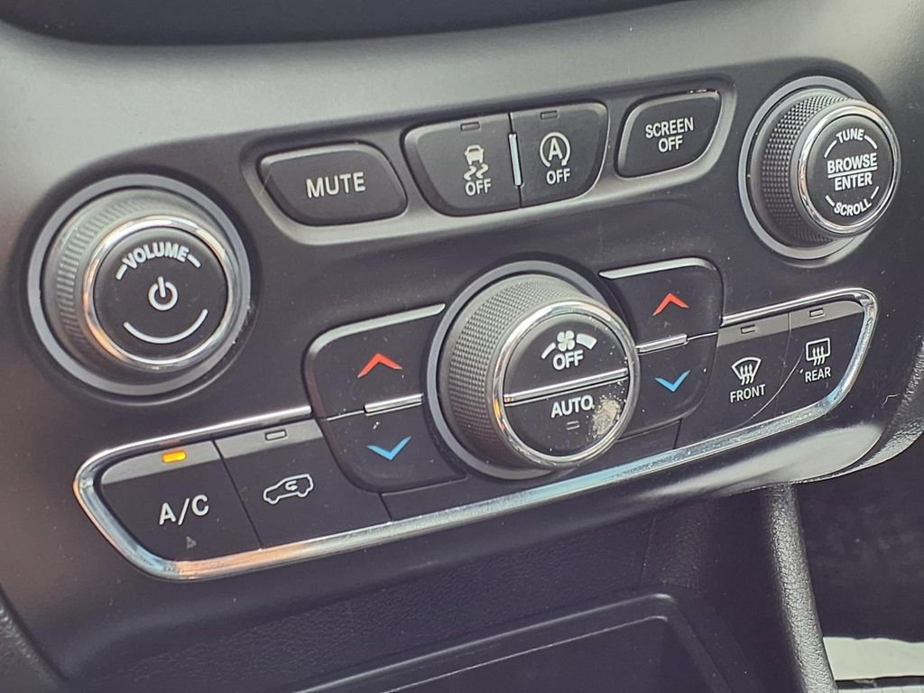 Used 2019 Jeep Cherokee Limited w/ Luxury Group image 15