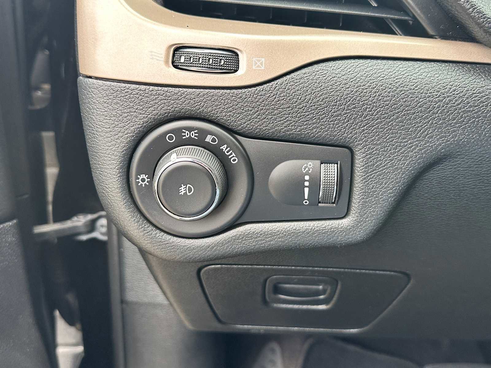 Used 2018 Jeep Cherokee Latitude w/ Altitude Package FWD image 12