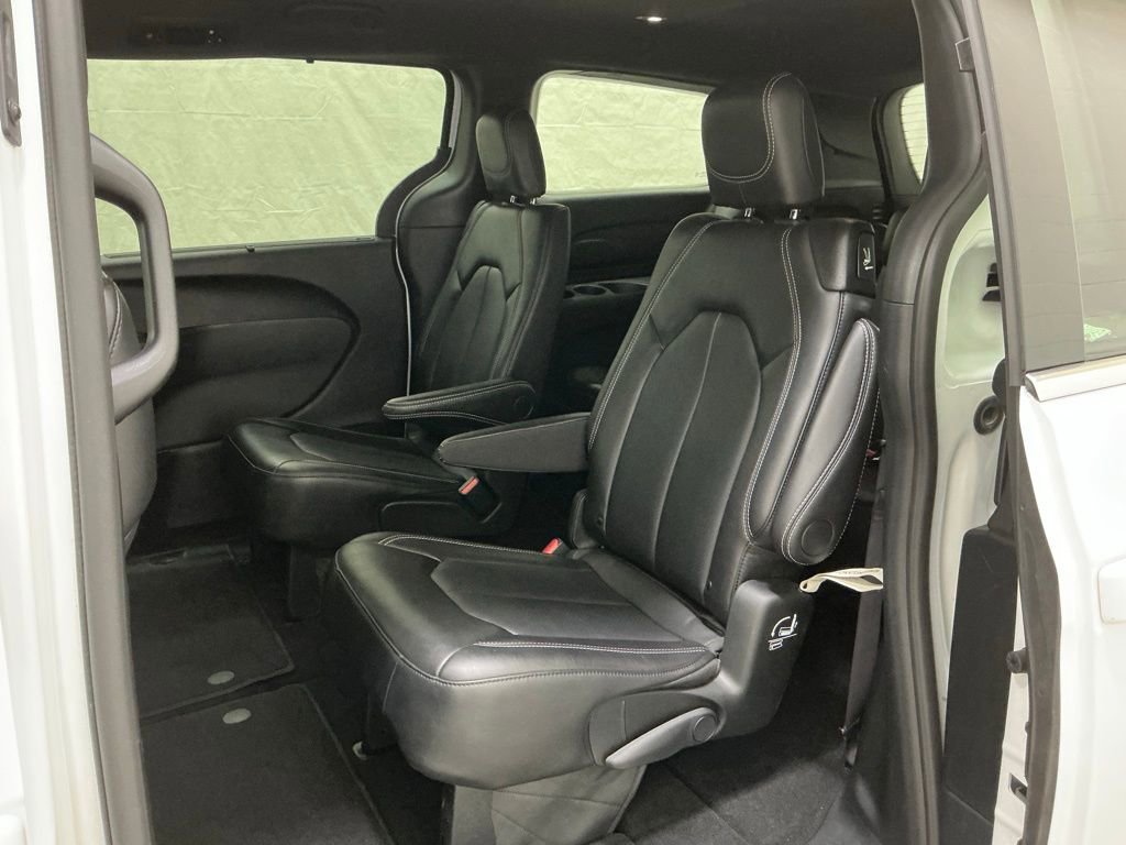 Used 2025 Chrysler Pacifica Select image 18