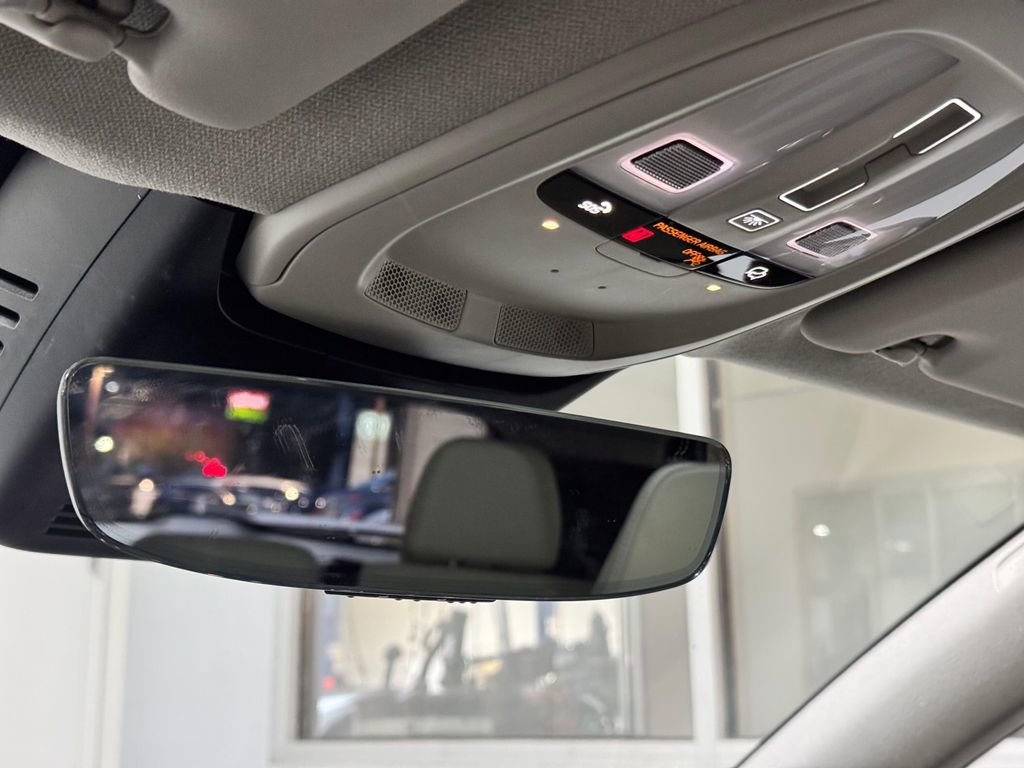 Used 2023 Volvo XC40 B5 Plus image 19