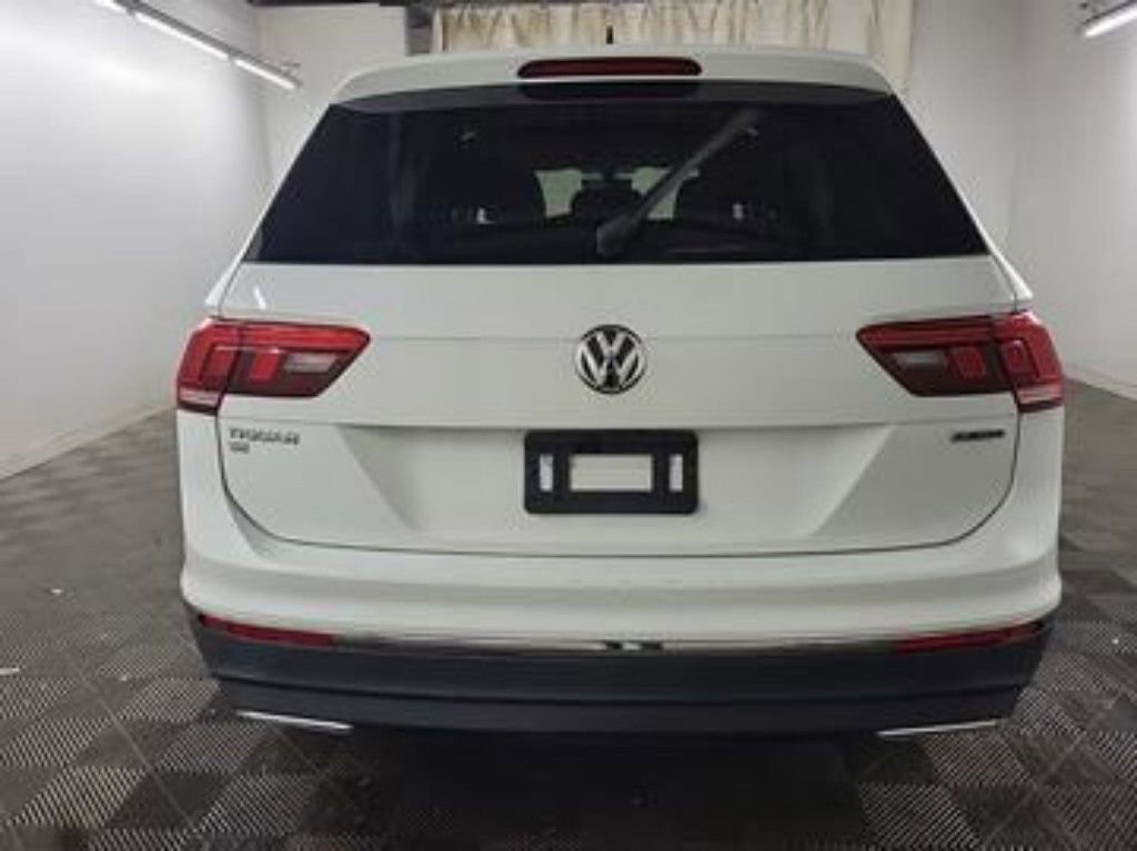 Used 2021 Volkswagen Tiguan SE w/ Panoramic Sunroof Package image 4