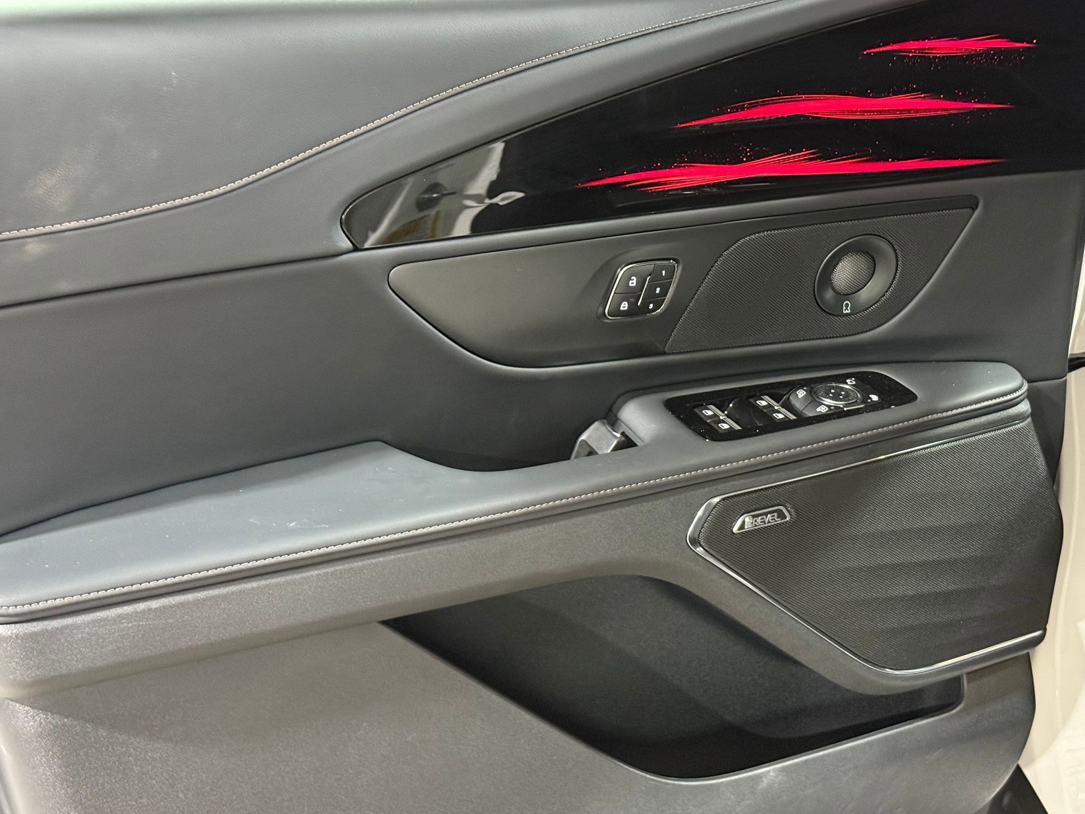 Used 2025 Lincoln Nautilus Reserve w/ Jet Appearance Package image 13