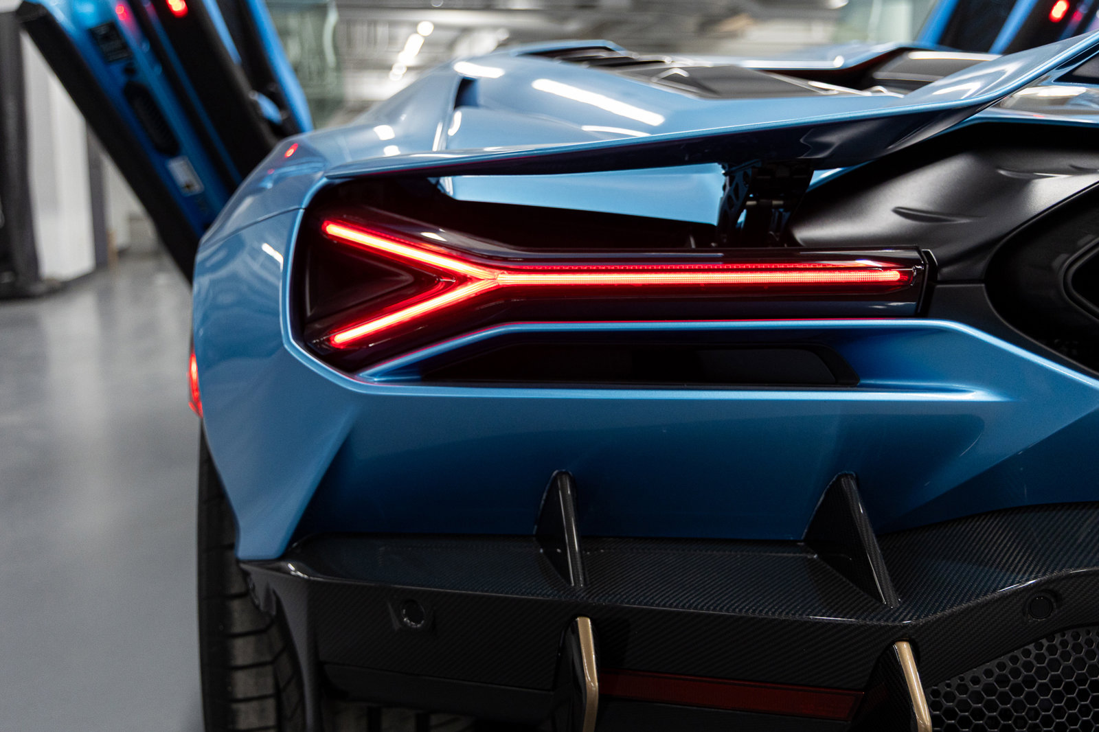 Used 2025 Lamborghini Revuelto image 31