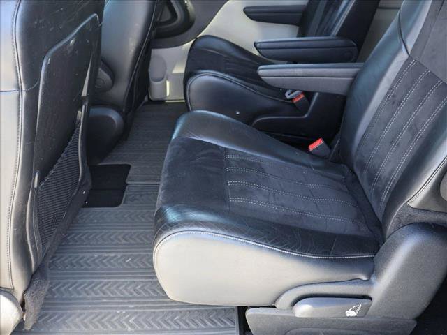 Used 2014 Chrysler Town & Country Touring-L FWD image 13