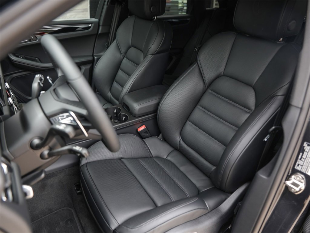 Used 2025 Porsche Macan image 5