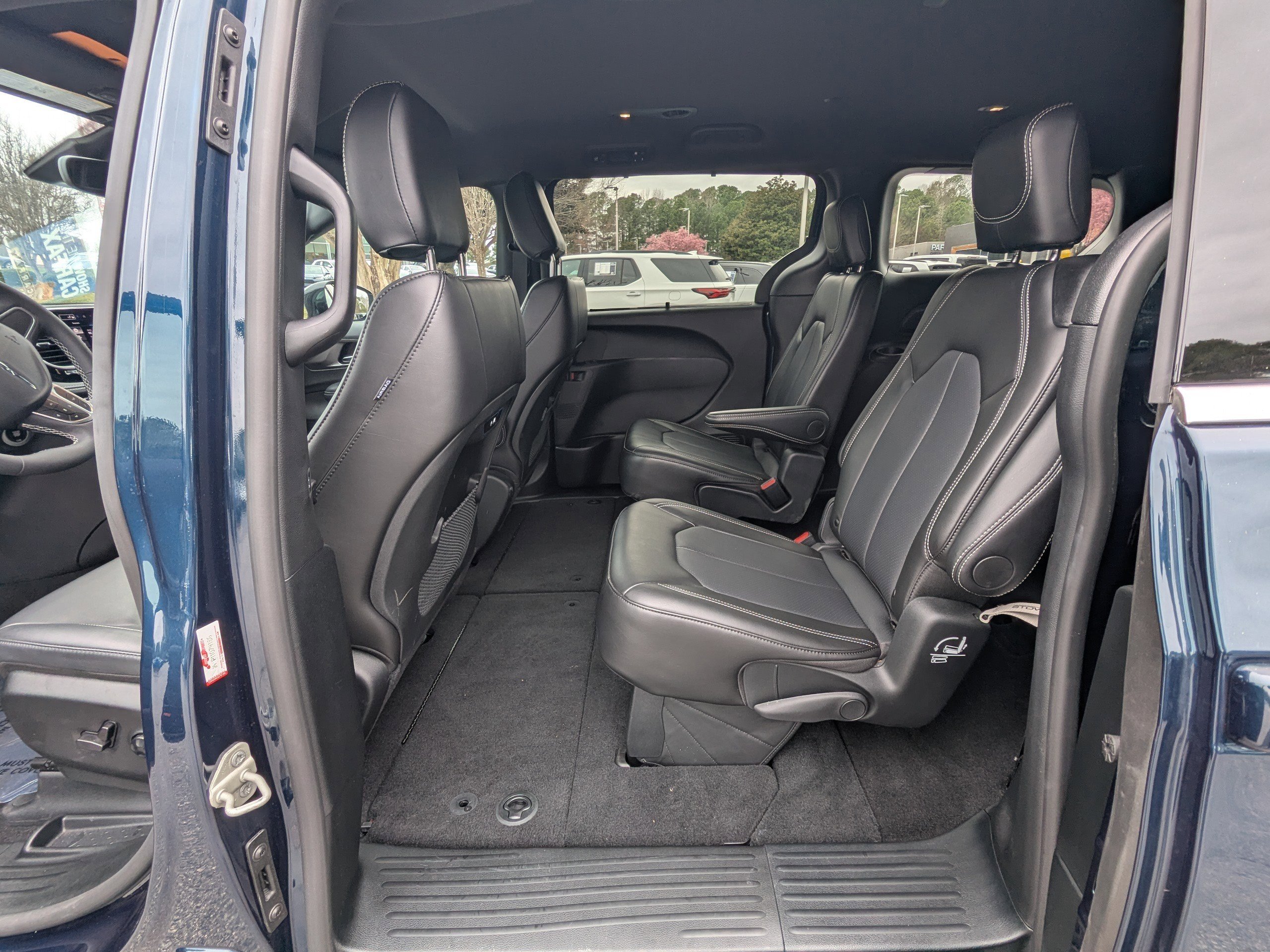 Used 2025 Chrysler Pacifica Select image 11