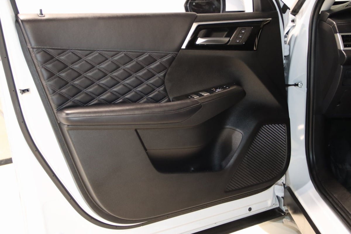 Used 2024 Mitsubishi Outlander 4WD Plug-In Hybrid image 35