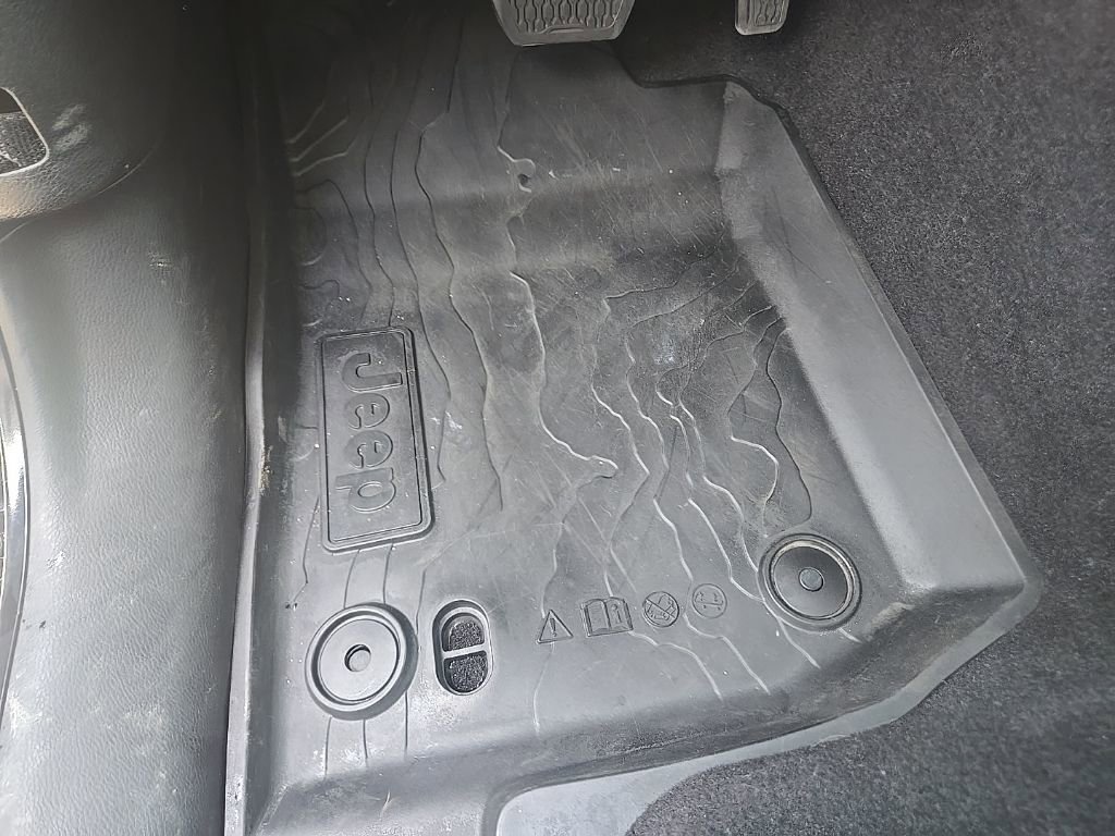 Used 2021 Jeep Gladiator Willys image 15