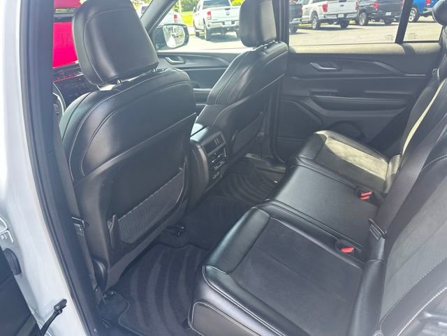 Used 2025 Jeep Grand Cherokee Altitude AWD/4WD image 13