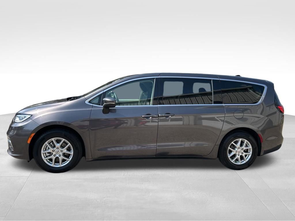 Used 2023 Chrysler Pacifica Touring-L image 2