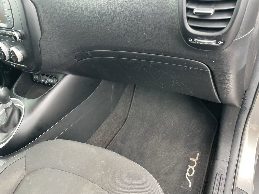 Used 2018 Kia Soul FWD image 29