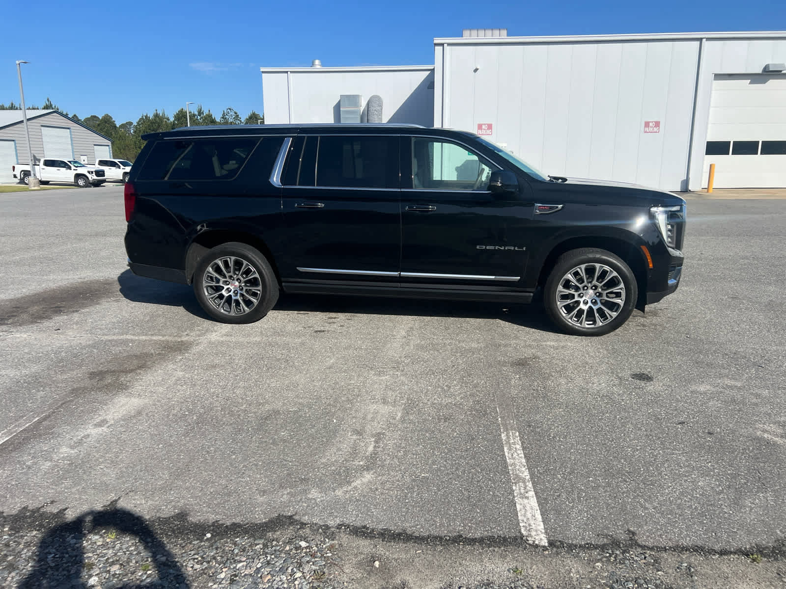 Used 2025 GMC Yukon XL Denali w/ Sun & Power Step Package image 3