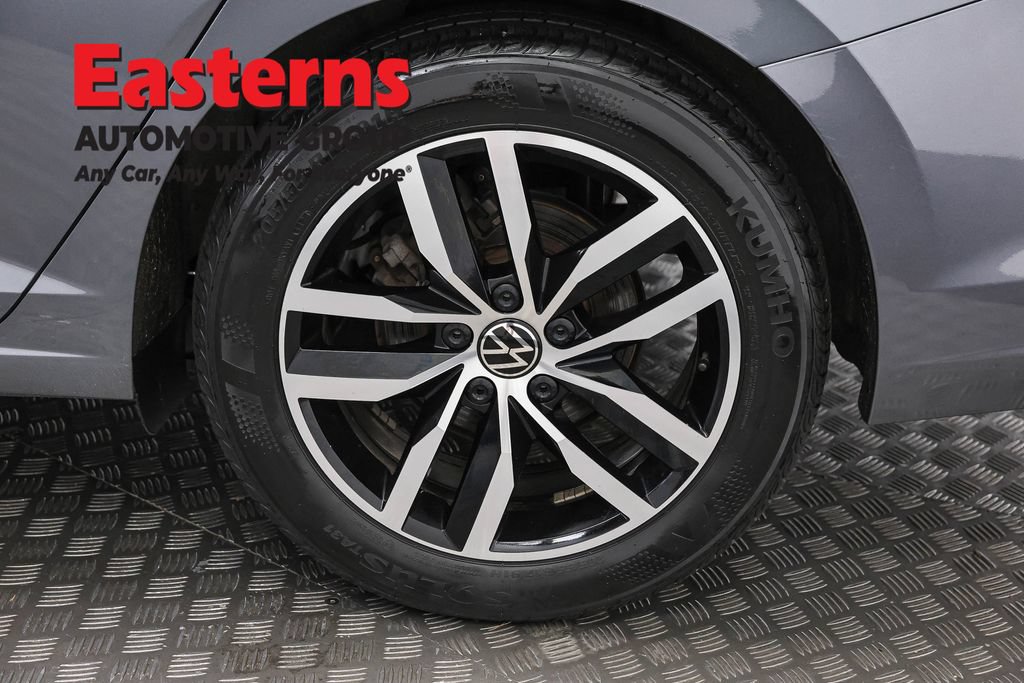 Used 2025 Volkswagen Jetta SE FWD image 32