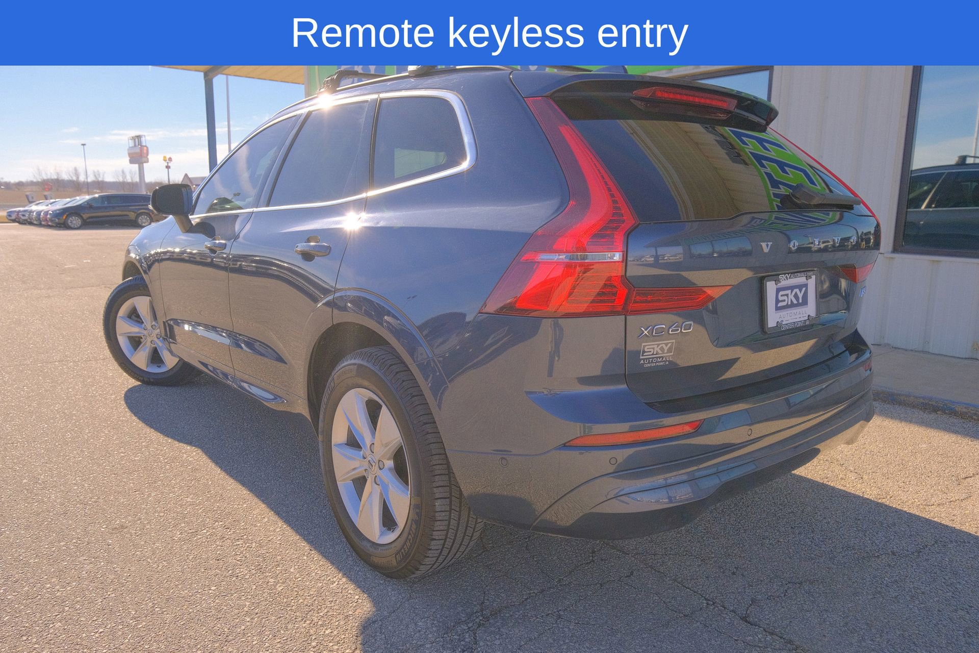 Used 2022 Volvo XC60 B5 Momentum image 6