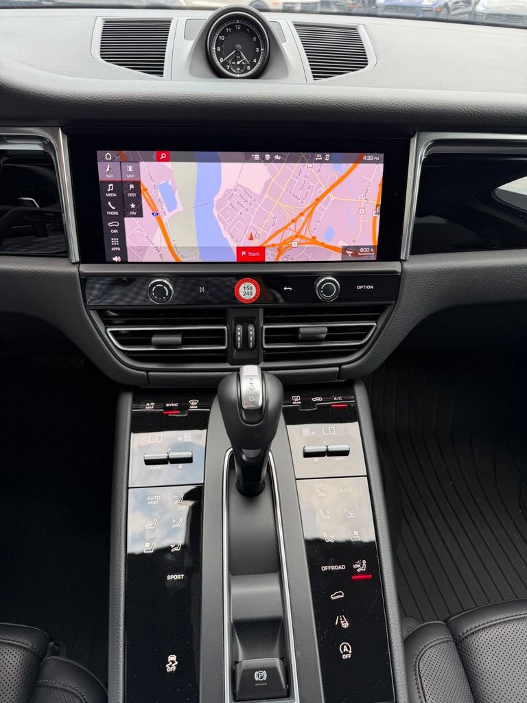 Used 2025 Porsche Macan AWD/4WD image 17