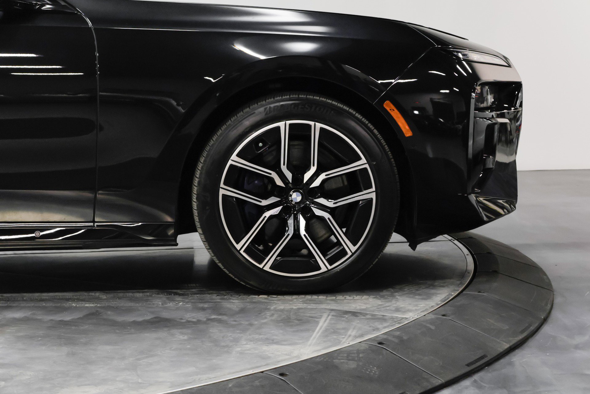 Used 2023 BMW 760i xDrive w/ Executive Package image 19