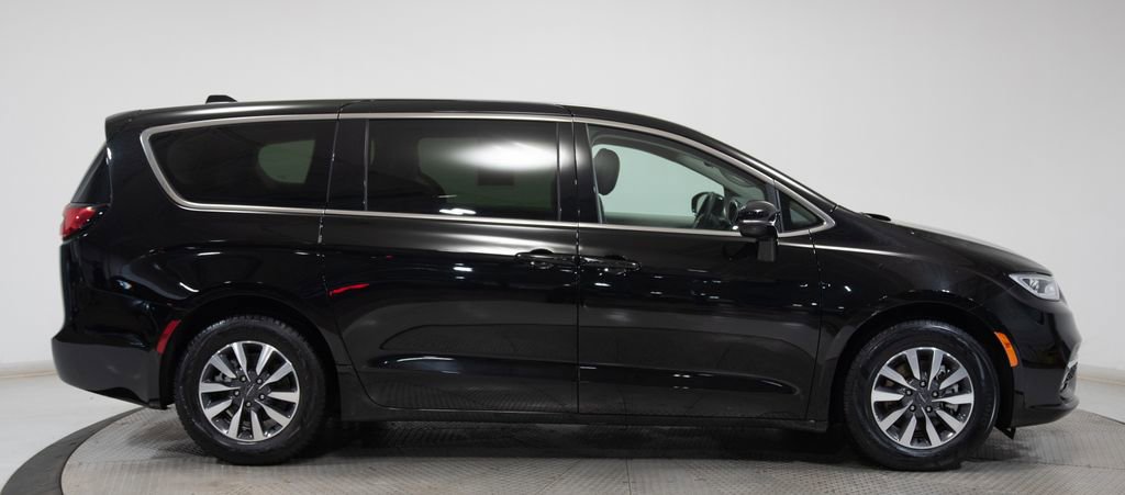 Used 2024 Chrysler Pacifica Select image 14