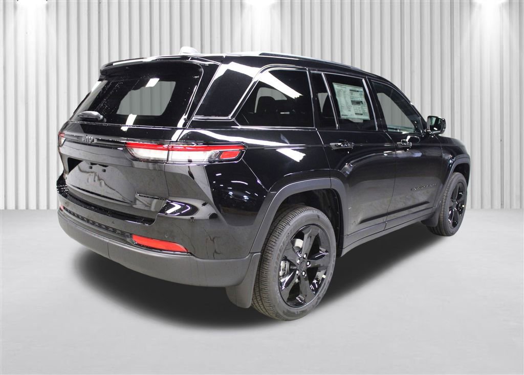 New 2025 Jeep Grand Cherokee Laredo image 3
