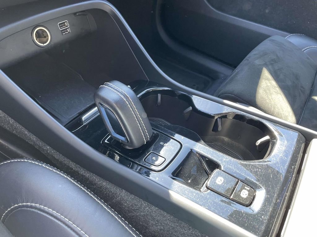 Used 2022 Volvo XC40 T4 R-Design w/ Advanced Package image 17