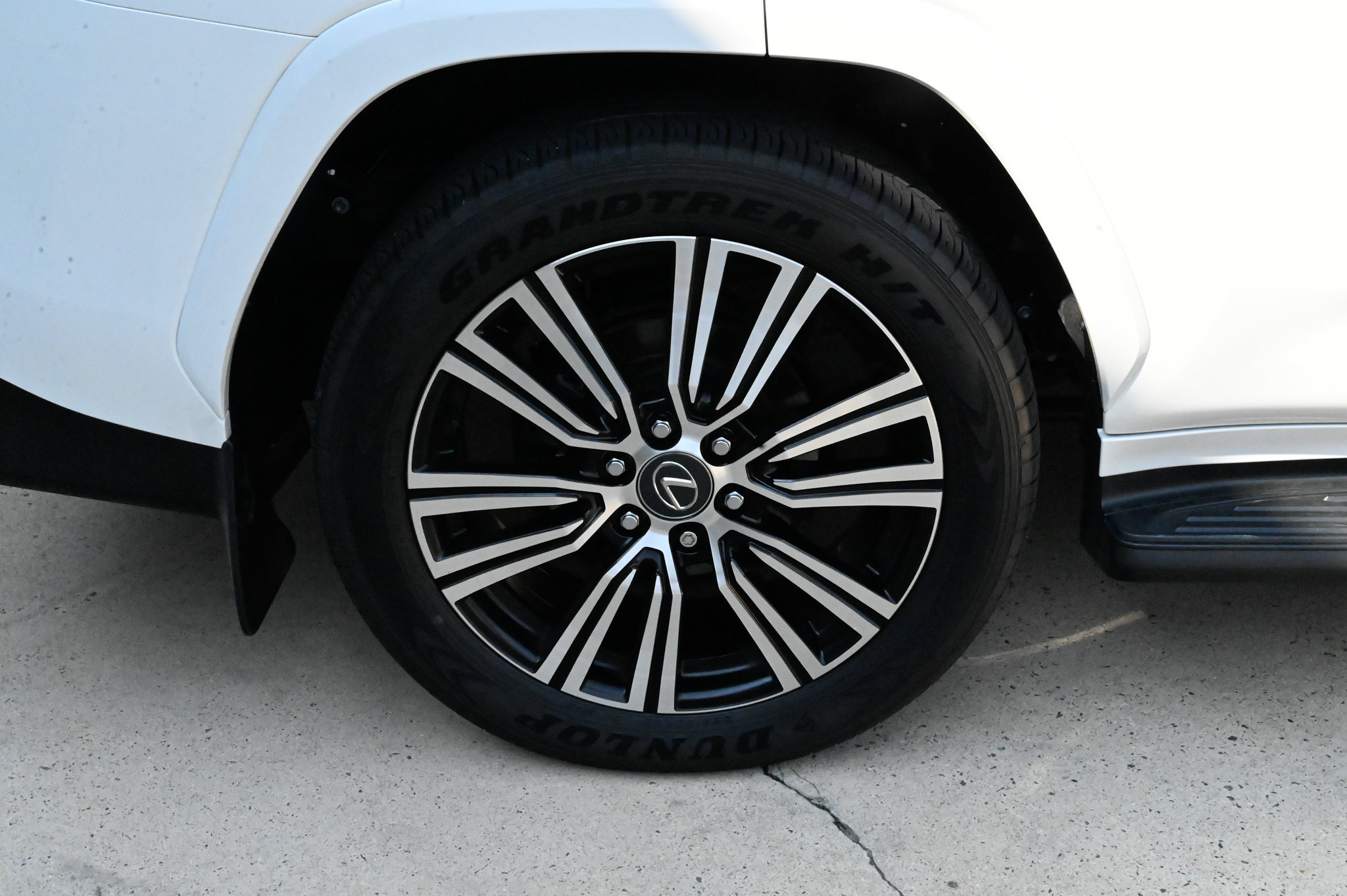 Used 2025 Lexus LX 600 4WD w/ Accessory Package (2T) image 11