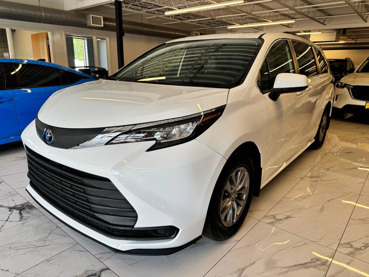 Used 2025 Toyota Sienna LE w/ LE Plus Package AWD/4WD image 3