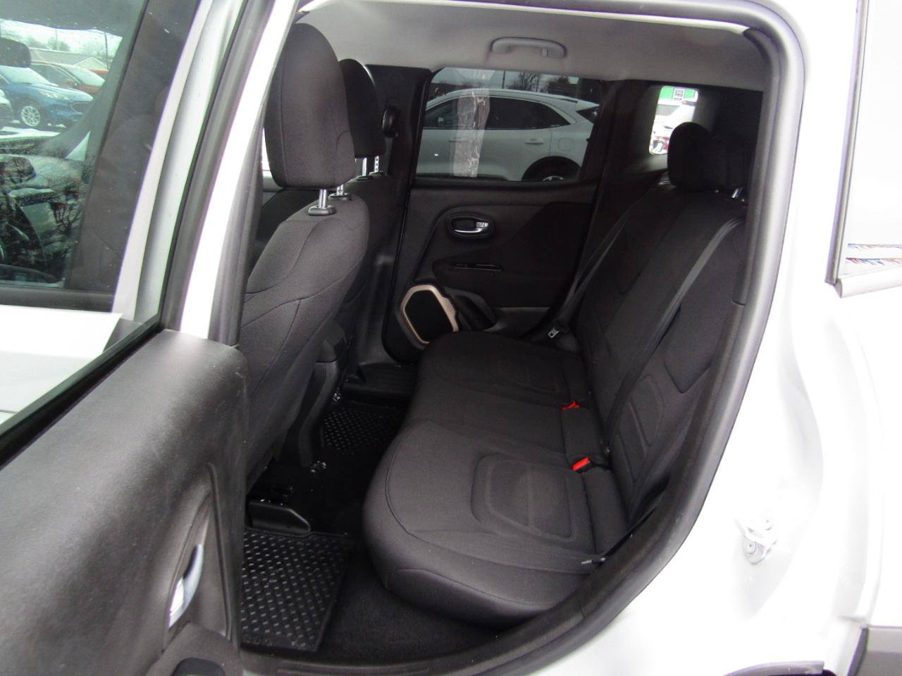 Used 2018 Jeep Renegade Latitude w/ Cold Weather Group FWD image 19