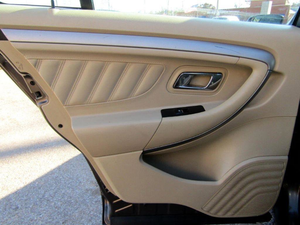 Used 2016 Ford Taurus SE FWD image 10