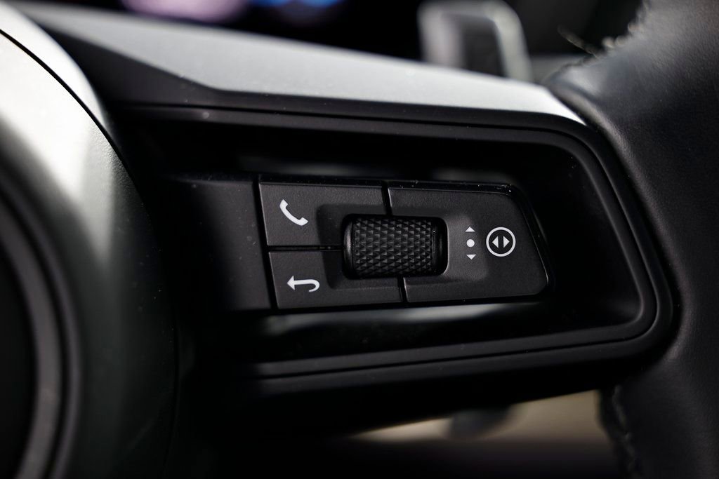 Certified 2025 Porsche Cayenne AWD/4WD image 39