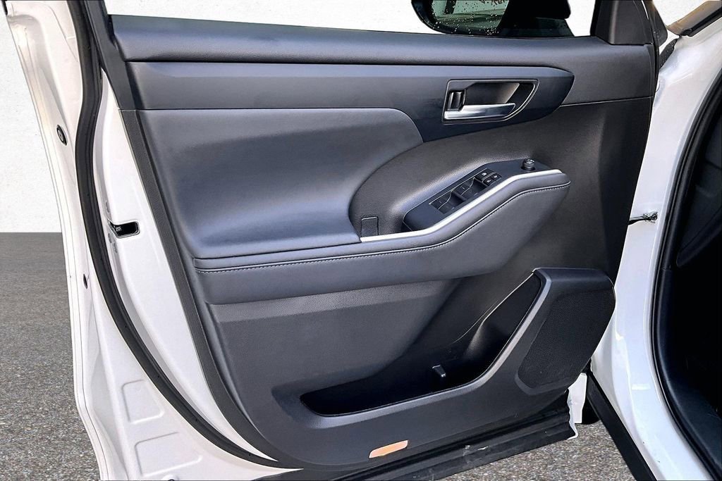 Used 2022 Toyota Highlander XLE AWD/4WD image 19