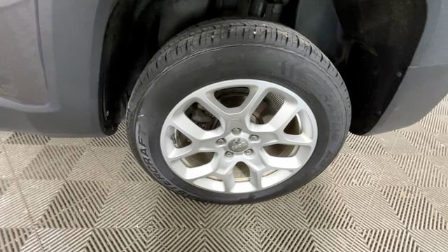 Used 2018 Jeep Renegade Latitude AWD/4WD image 23