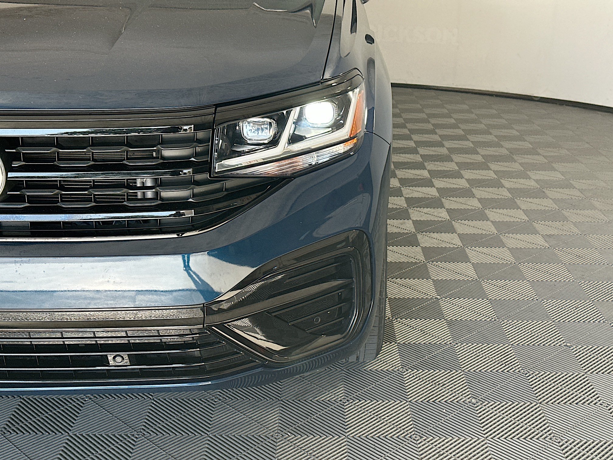 Used 2022 Volkswagen Atlas SEL R-Line AWD/4WD image 9