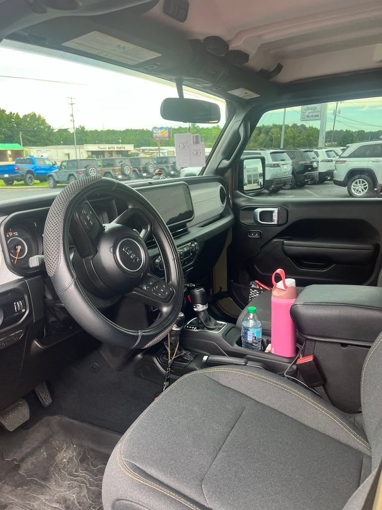 Used 2025 Jeep Gladiator Sport AWD/4WD image 8